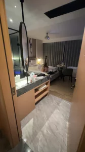 给母狗的任务酒店开门自慰直到有路人发现