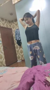 这夫妻俩真是狠人！老婆逼里插着鸡巴嘴里还要含着老公的屌