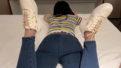 打电话学妹，闷骚牛仔裤穿着丝袜，如玉的身材嗲声嗲气的淫叫